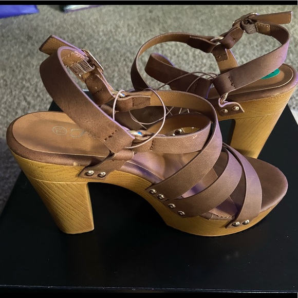 New- Brown Wedges - Picture 6 of 7